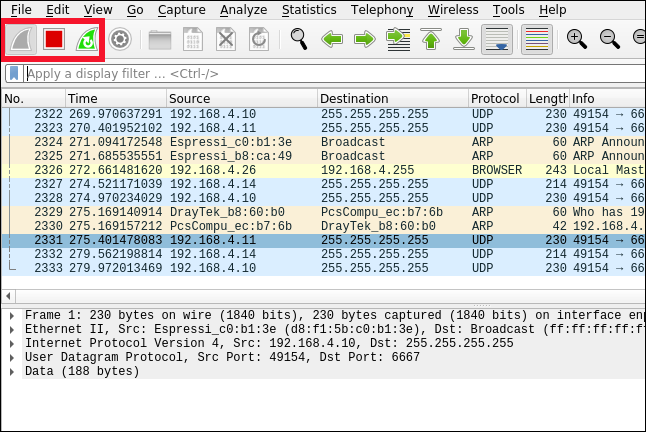 A barbatana de tubarão, a quadrada e a barbatana de tubarão com ícones de seta circular destacados na interface do Wireshark com uma captura de pacote ativa.