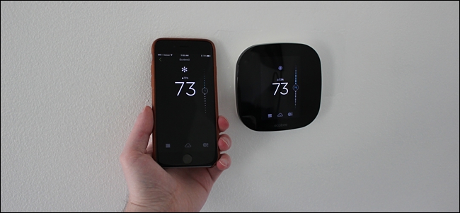 Smartphone controlando a temperatura em um termostato inteligente
