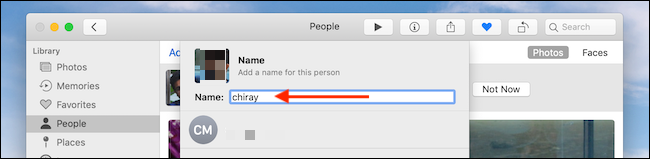 Adicione o nome na caixa de texto no aplicativo Fotos no Mac