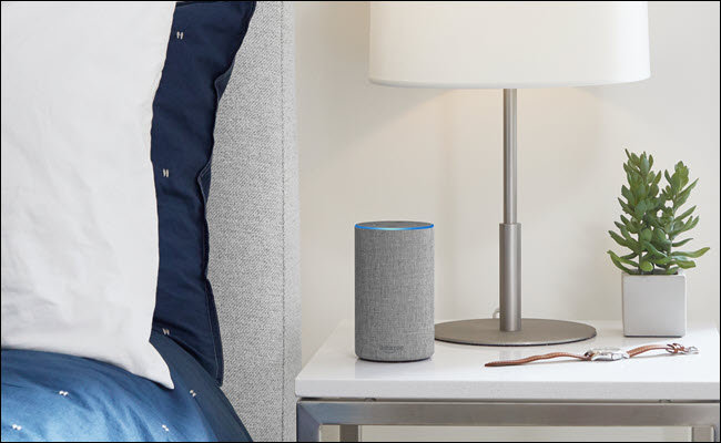 Amazon Echo em uma mesa de cabeceira.