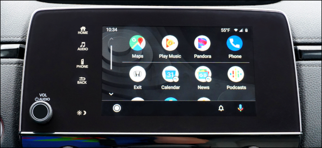 Uma tela sensível ao toque em um veículo exibindo os aplicativos de um telefone via Android Auto.