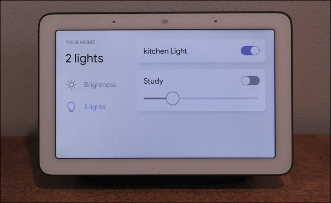 Google Home Hub com controles de luz inteligentes na tela.