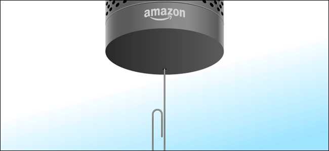 Amazon Echo com clipe de papel inserido no orifício de reinicialização