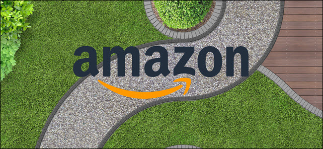 Uma foto aérea de uma calçada sinuosa com o logotipo da Amazon no topo.