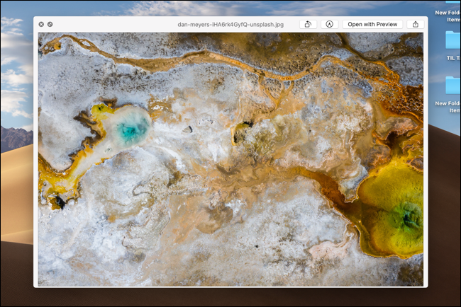 Uma imagem é aberta na janela Quick Look do Finder