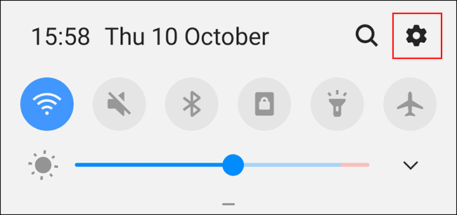 Deslize para baixo para acessar a aba de notificações e toque no ícone de engrenagem para acessar o menu de configurações do Android
