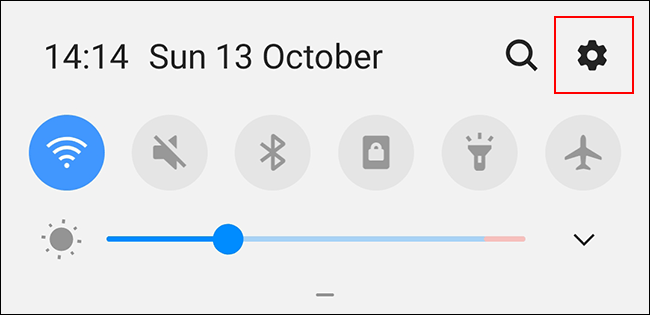Deslize para baixo para acessar a aba de notificações do Android e pressione o ícone de engrenagem