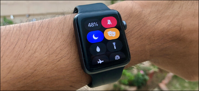Apple Watch mostrando Control Center com alternadores de modo silencioso ativados