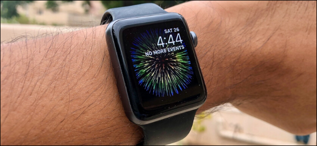 Apple Watch mostrando Fireworks GIF como papel de parede