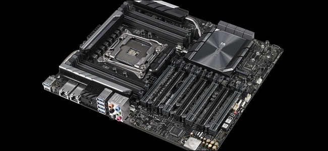 Uma placa-mãe Asus para processadores Xeon em um fundo preto.