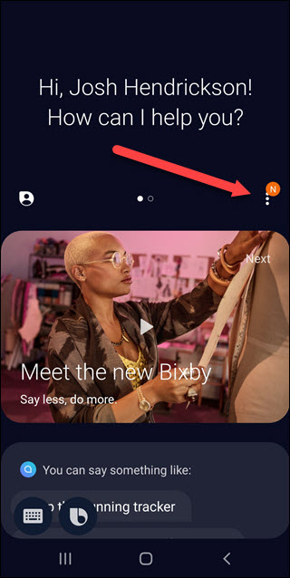 Aplicativo Bixby com seta apontando para três pontos verticais.