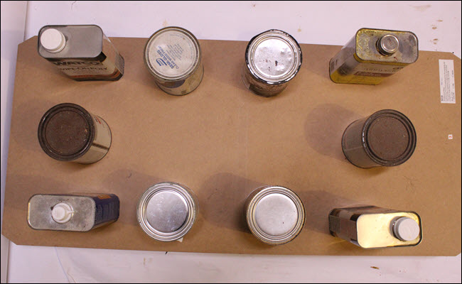Pinte e manche as latas sobre uma peça plana de MDF sobre a moldura da caixa.