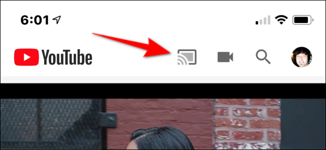 O botão Transmitir no YouTube em um iPhone.