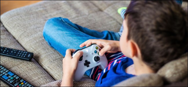 Criança segurando o controle do Xbox One