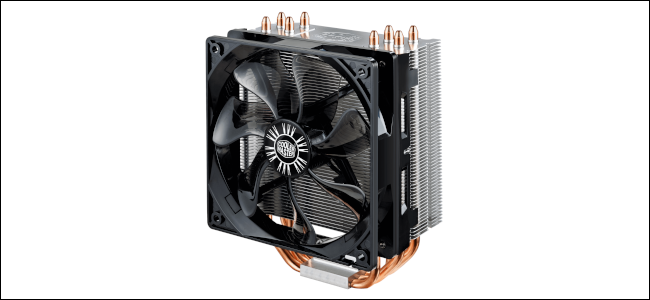 Um cooler para CPU com grande ventoinha e tubos de cobre saindo da parte inferior.