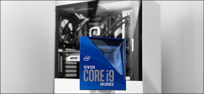 Um pacote Core i9 Comet Lake azul na frente de um PC.