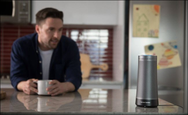 Harmon Kardon Invoque um alto-falante Cortana em um balcão da cozinha.