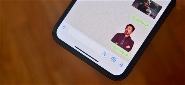 Adesivo personalizado mostrado no WhatsApp no ​​iPhone