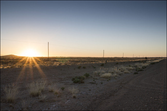 Versão editada da imagem do pôr do sol anterior com detalhes agora visíveis nas áreas destacadas e sombreadas.