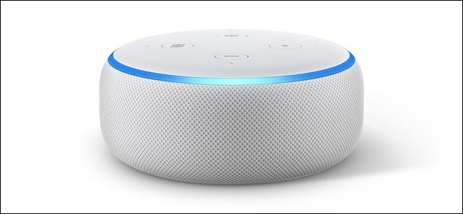 Amazon Echo ponto 3 com o anel de LED azul claro aceso.