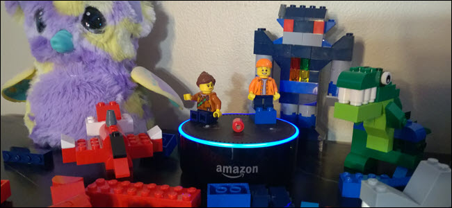 Um ponto de eco cercado por blocos de Lego, minifigs e um Hatchimal