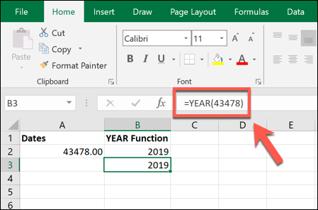Uma fórmula do Excel usando a função ANO, extraindo um ano de um número de série de 5 dígitos contado a partir de 1º de janeiro de 1900.