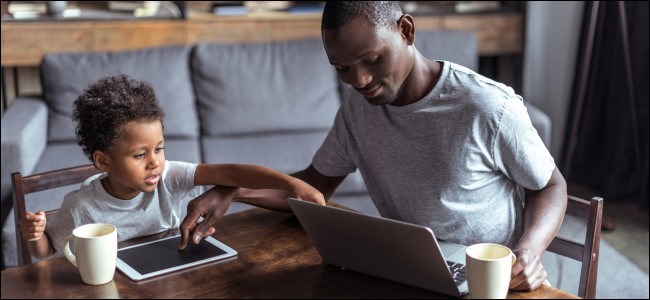 Família com laptop