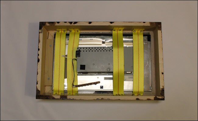 Caixa de moldura com monitor e vidro preso.