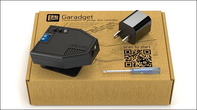 Sensor a laser Garadget colocado em cima de uma caixa.