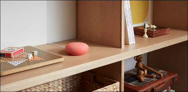 Google Home vermelho em uma prateleira.