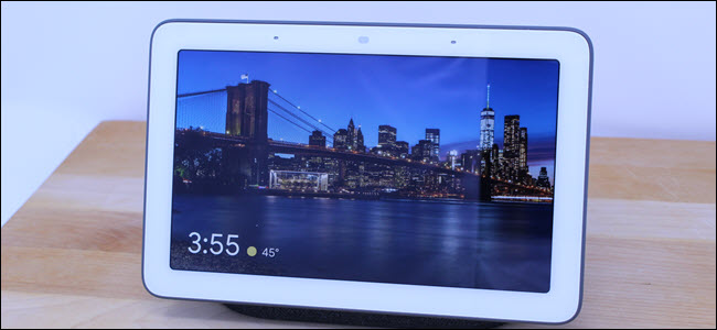 Google Home Hub exibindo uma cidade à noite.