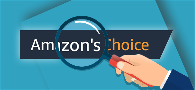 Uma mão de desenho animado segura uma lupa sobre o logotipo Amazon's Choice.