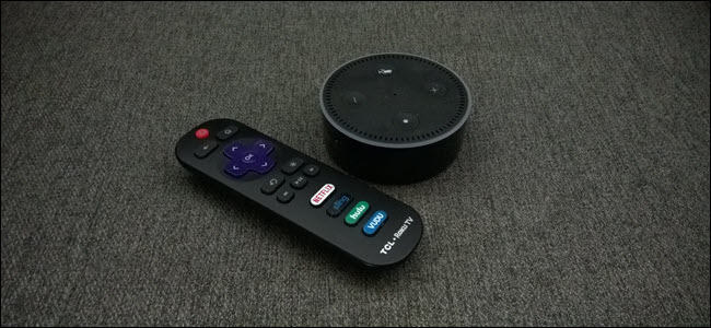 Um Amazon Echo próximo ao controle remoto Roku