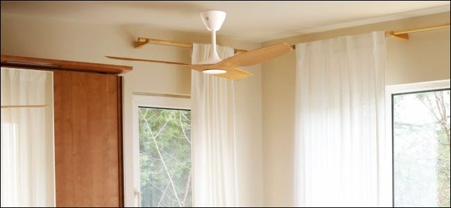 Um ventilador Haiku Smart pendurado no teto