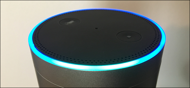 Alexa ouvindo em um Amazon Echo