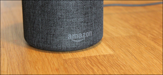 Um Amazon Echo em uma mesa.