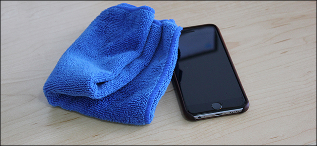 Um pano de microfibra azul ao lado de um iPhone. 