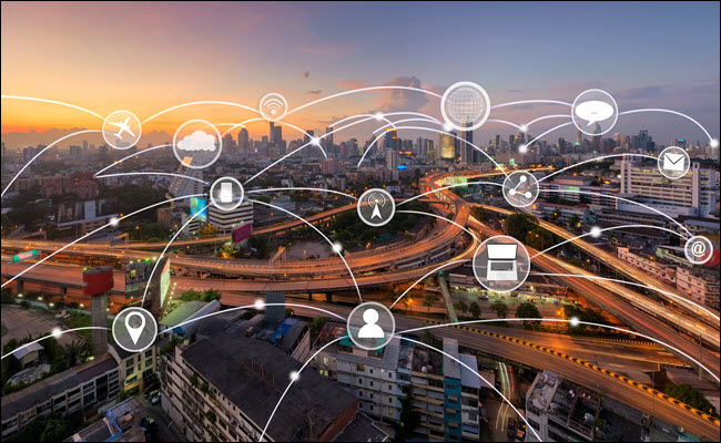 Uma cidade com uma representação de muitos dispositivos IOT conectados sobre ela.