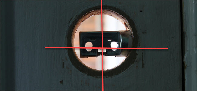 Uma cavidade de bloqueio com um parafuso e linhas cruzando o centro vertical e horizontal.