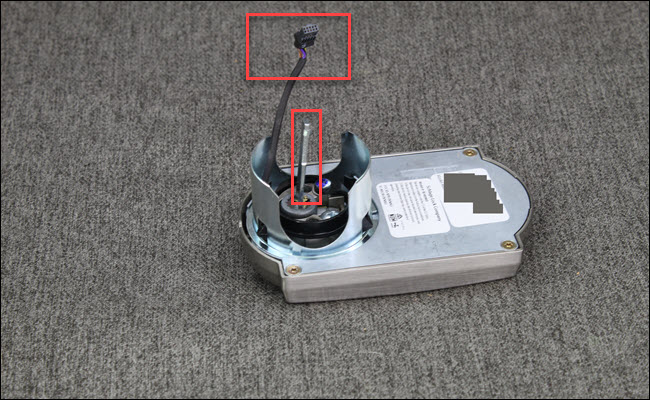 Uma montagem Schlage Encode com uma caixa vermelha ao redor de uma montagem de arame e barra.