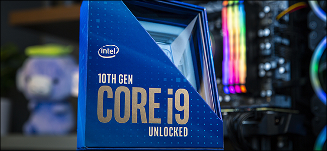 Um pacote de processador Intel de 10ª geração azul.