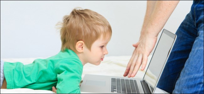 Criança sendo bloqueada do laptop