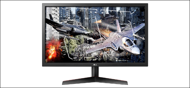 O LG UltraGear 24GL600F-B Gaming Monitor com aviões de videogame na tela.