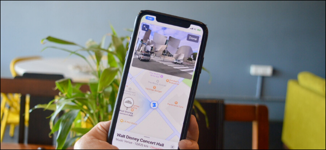o recurso Look Around no Apple Maps mostrado no iPhone