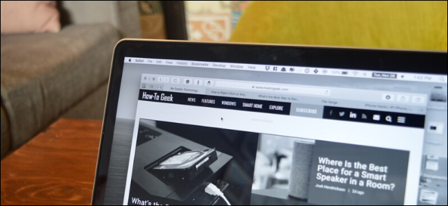 Uma tela do MacBook com o filtro de tons de cinza ativado.