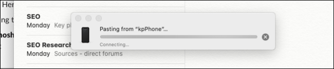 Mac mostrando a barra de progresso para colar a foto do iPhone