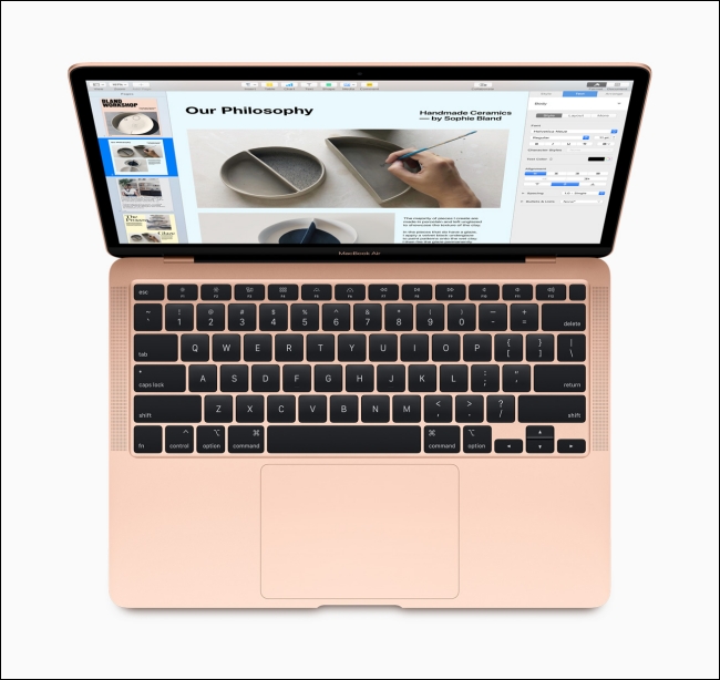 MacBook Air mostrando o teclado mágico