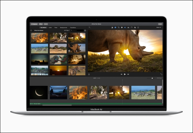 Um MacBook Air com editor de vídeo na tela.