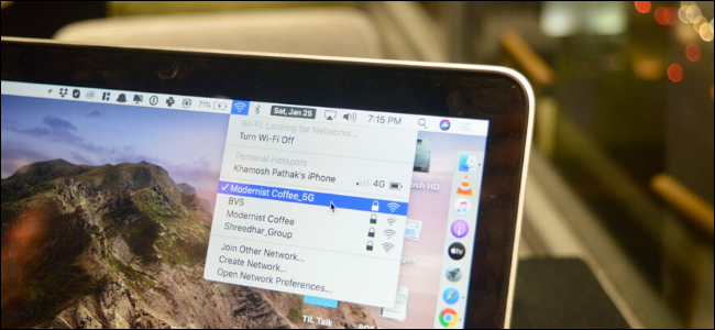 MacBook Pro mostrando o menu de seleção de Wi-Fi na barra de menus