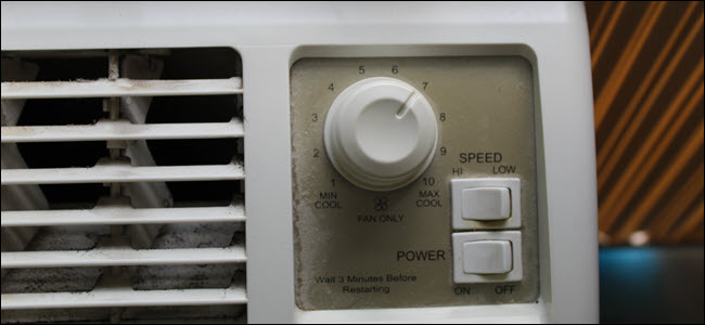 Close da unidade A / C mostrando potência mecânica e interruptores de velocidade e um botão giratório.